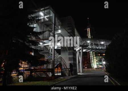 BURGAS, BULGARIE - Février 1, 2018 : passerelle pour piétons dans la nuit près de l'hôtel Mirage. Banque D'Images