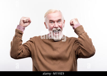 Heureux homme senior levant les mains en geste de célébration Banque D'Images