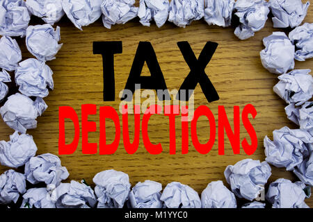 Texte d'annonce d'écriture montrant des déductions fiscales. Concept d'affaires pour financer l'impôt Déduction de l'argent entrant écrit sur fond de bois en bois avec Banque D'Images