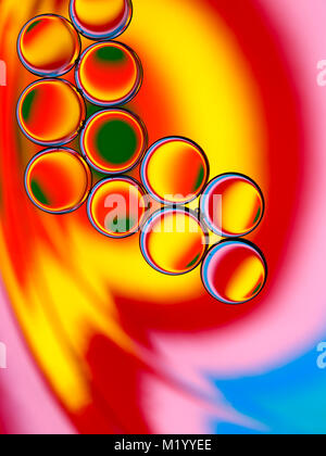Image abstraite de gouttelettes d'huile dans l'eau avec arrière-plan coloré. Banque D'Images