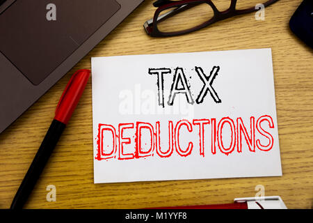 Texte d'annonce d'écriture montrant des déductions fiscales. Concept d'affaires pour financer l'impôt Déduction de l'argent entrant écrits sur du papier, dans l'arrière-plan Banque D'Images
