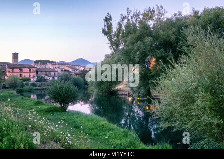 Rieti (Latium, Italie) : bâtiments historiques le long de la rivière Velino à soir Banque D'Images