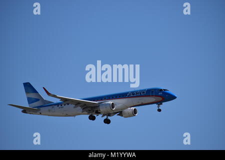 Buenos Aires/Argentine - 29-01-2018 : Embraer 190 d'Austral Lineas Aereas approches aéroport Aeroparque Jorge Newbery de Buenos Aires. Austral Banque D'Images