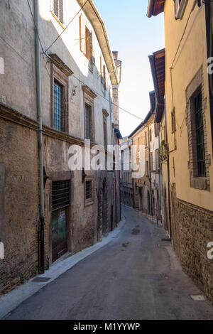 Rieti (Latium, Italie) : l'extérieur de l'édifice historique le long d'une rue typique Banque D'Images