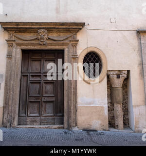 Rieti (Latium, Italie) : l'extérieur de l'édifice historique Banque D'Images