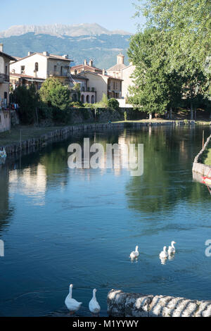 Rieti (Latium, Italie) : bâtir le long de la rivière Velino à été Banque D'Images