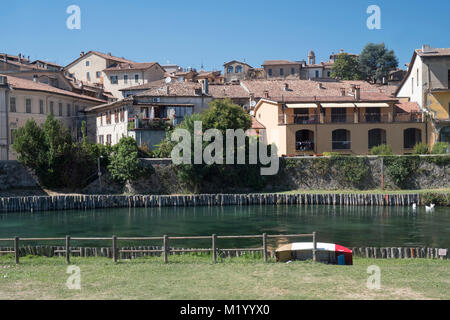 Rieti (Latium, Italie) : bâtir le long de la rivière Velino à été Banque D'Images