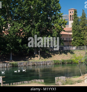 Rieti (Latium, Italie) : bâtir le long de la rivière Velino à été Banque D'Images