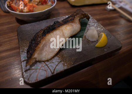 La nourriture japonaise sushi sushi set uni et le poisson blanc avec du sel et yuzu , hokkaido king crabe soupe miso, poisson grillé, très frais et délicieux Banque D'Images