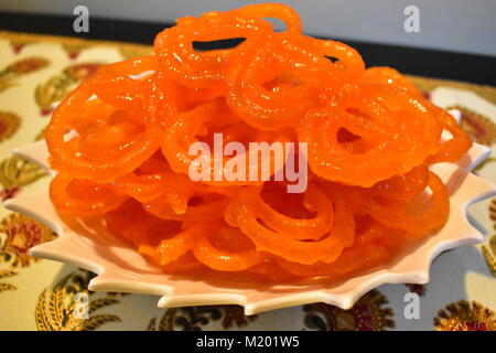 Un doux indien populaire connu comme Jalebi ou Jilbi. Banque D'Images