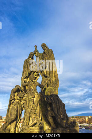 Prague, République tchèque - 31 décembre 2017 : Statue de Saints Cyrille et Méthode sur le pont Charles à Prague Banque D'Images