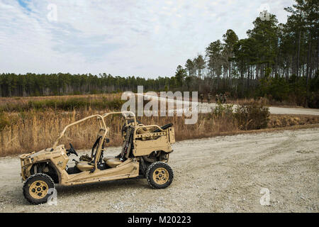 Marines des États-Unis avec l'Équipe de débarquement du bataillon, 2e Bataillon, 6e Régiment de Marines, 26e Marine Expeditionary Unit (MEU), quitter l'aire de rassemblement pour lancer une attaque de peloton de tir réel sur Camp Lejeune, N.C., le 17 janvier 2018. Les attaques du peloton ont eu lieu pour améliorer le développement du leadership, le feu et la manoeuvrabilité des compétences, et l'adresse au tir pour le déploiement prochain de deux Marines et marins. (U.S. Marine Corps photo par Lance Cpl. Tojyea G. Matally) Banque D'Images