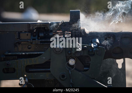 Une ronde de calibre .50 M2, via une machine gun, le 23 janvier 2018 au Camp Blanding, Centre de formation conjointe, en Floride, Les aviateurs se sont rendus à Blanding à participer à la semaine où ils se sont qualifiés d'armes sur armes lourdes allant de la mitrailleuse M249 pour la M18 mine Claymore. (U.S. Photo de l'Armée de l'air par la Haute Airman Janiqua P. Robinson) Banque D'Images