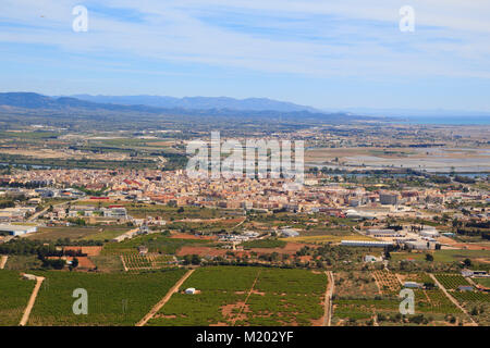 Vue sur la ville de Amposta Montsianell, pointe en terres de l'Ebre en Catalogne, Espagne Banque D'Images