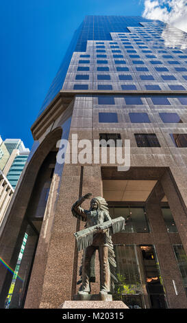 Statue de Sitting Eagle aka John Hunter, Amérindiens, par le sculpteur Don Begg, en face d'Encor Place Office Tower, Calgary, Alberta, Canada Banque D'Images