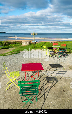 Des tables et des chaises à Lligwy Beach Café et boutique près de Llangefni sur Anglesey Banque D'Images