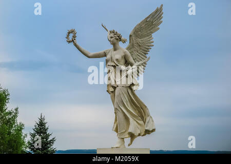 Mai 2015, palais de Peterhof - Saint-Pétersbourg, Russie : Peterhof Palace, célèbre bâtiment monumental avec de l'eau des ruisseaux et de grandes statues en or autour de je Banque D'Images