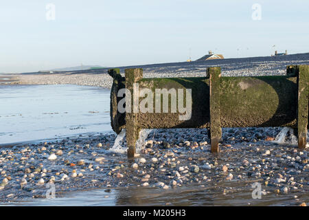 Canalisation d'écoulement d'eau sur la plage de Prestatyn North Wales Banque D'Images