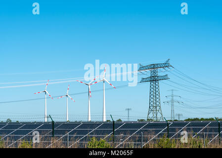 L'énergie renouvelable et les lignes de transmission vu en Allemagne Banque D'Images