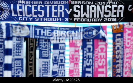 Foulards de Leicester City en vente à l'extérieur du sol avant de la Premier League match à la King Power Stadium, Leicester. Banque D'Images