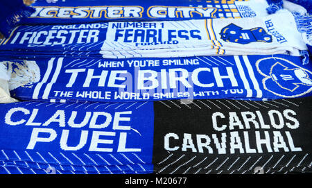 Foulards de Leicester City en vente à l'extérieur du sol avant de la Premier League match à la King Power Stadium, Leicester. Banque D'Images