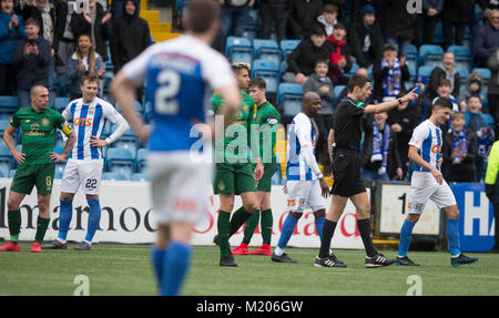 Kilmarnock's Jordanie Jones (à droite) est resté loin de Scott Brown (à gauche) par l'arbitre Kevin Clancy comme il est substitué au cours de la Ladbrokes Premiership match écossais au Rugby Park, Kilmarnock. Banque D'Images