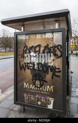 Réfugiés 'Bienvenue' peint à la bombe sur un abri bus par les anarchistes de Londres à Deptford, sud-est de Londres, au Royaume-Uni. Banque D'Images