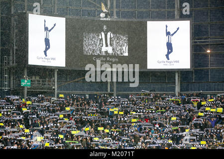 West Bromwich Albion fans tenir foulards en altitude dans truibute à Cyrille Regis en avant de la Premier League match à The Hawthorns, West Bromwich. Banque D'Images