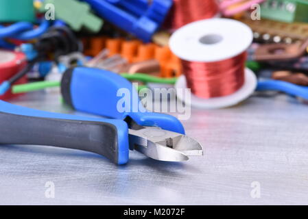 Outils d'électricien sur table close-up avec selective focus Banque D'Images