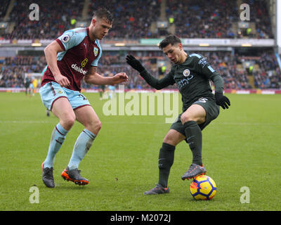 Kevin long de Burnley (à gauche) et Brahim Diaz de Manchester City se battent pour le ballon lors du match de la Premier League à Turf Moor, Burnley. APPUYEZ SUR ASSOCIATION photo. Date de la photo: Samedi 3 février 2018. Voir PA Story SOCCER Burnley. Le crédit photo devrait se lire comme suit : Richard Sellers/PA Wire. RESTRICTIONS : aucune utilisation avec des fichiers audio, vidéo, données, listes de présentoirs, logos de clubs/ligue ou services « en direct » non autorisés. Utilisation en ligne limitée à 75 images, pas d'émulation vidéo. Aucune utilisation dans les Paris, les jeux ou les publications de club/ligue/joueur unique. Banque D'Images