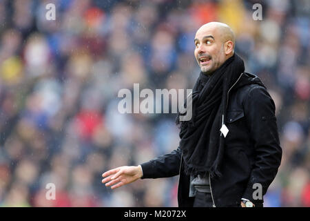 Le directeur de Manchester City, PEP Guardiola, fait des gestes sur la ligne de contact lors du match de la Premier League à Turf Moor, Burnley. APPUYEZ SUR ASSOCIATION photo. Date de la photo: Samedi 3 février 2018. Voir PA Story SOCCER Burnley. Le crédit photo devrait se lire comme suit : Richard Sellers/PA Wire. RESTRICTIONS : aucune utilisation avec des fichiers audio, vidéo, données, listes de présentoirs, logos de clubs/ligue ou services « en direct » non autorisés. Utilisation en ligne limitée à 75 images, pas d'émulation vidéo. Aucune utilisation dans les Paris, les jeux ou les publications de club/ligue/joueur unique. Banque D'Images