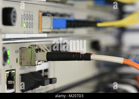 Les câbles et les périphériques de réseau optique en technologie centre de données Banque D'Images