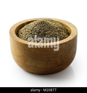 Poivre noir moulu finement dans un bol en bois isolé sur blanc. Banque D'Images