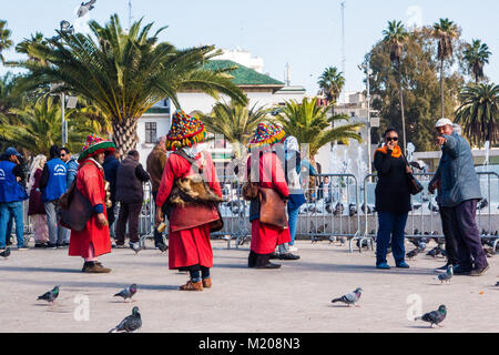 Casablanca, Maroc - 14 janvier 2018 : les gens marcher autour du Palais de Justice sur la place Mohammed V à Casablanca Banque D'Images