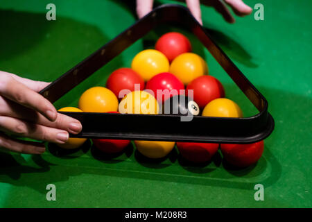 Enlever les mains le triangle après avoir configuré les boules dans la piscine Banque D'Images