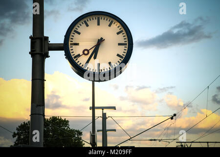 L'horloge de la rue. L'horloge suspendue sur circuit en ville. Réveil sous la pluie gare Banque D'Images