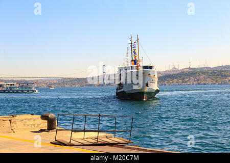 Istanbul, Turquie ; Septembre 02, 2017 : l'approche au quai des ferries pour l'embarquement Banque D'Images