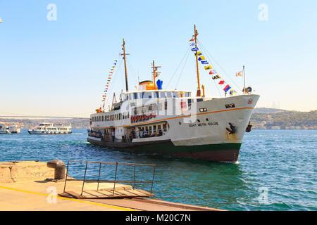 Istanbul, Turquie ; Septembre 02, 2017 : l'approche au quai des ferries pour l'embarquement Banque D'Images