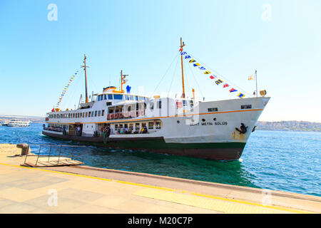 Istanbul, Turquie ; Septembre 02, 2017 : l'approche au quai des ferries pour l'embarquement Banque D'Images