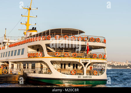 Istanbul, Turquie ; 10 Septembre, 2017 : Les gens sont l'embarquement du ferry Banque D'Images