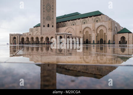 Casablanca, Maroc - 14 janvier 2018 : vue sur la Mosquée Hassan II reflète sur l'eau Banque D'Images