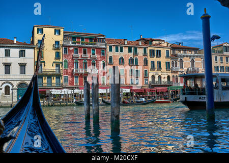 Venise, Italie - 21 MAI 2017 : Très belle vue sur les bâtiments anciens et les gondoles sur le Grand Canal à Venise, Italie, prises à partir d'une gondole. Banque D'Images