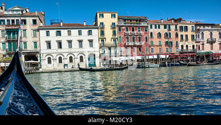 Venise, Italie - 21 MAI 2017 : Très belle vue sur les bâtiments anciens et les gondoles sur le Grand Canal à Venise, Italie, prises à partir d'une gondole. Banque D'Images