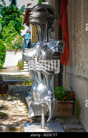 Biomehanoid HR Giger statue devant Giger Museum de château médiéval Village Suisse Gruyeres, Suisse, Europ Banque D'Images