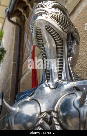 Biomehanoid HR Giger statue devant Giger Museum de château médiéval Village Suisse Gruyeres, Suisse, Europ Banque D'Images