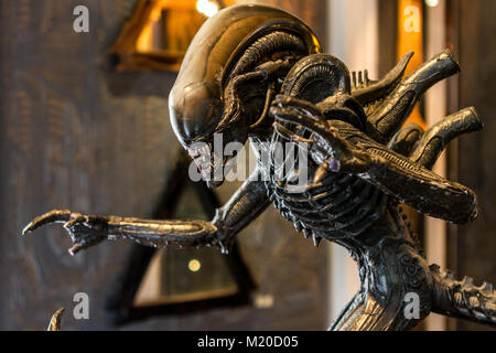 Célèbre film SF monster Alien dans le lobby du musée HR Giger dans Château Médiéval Village Suisse Gruyeres, Suisse, Europe Banque D'Images