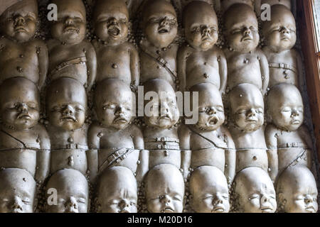 Vue de l'intérieur du bar HR Giger dans le petit château Village de Gruyères. Cet artiste était célèbre pour les films à succès tels que Alien Banque D'Images