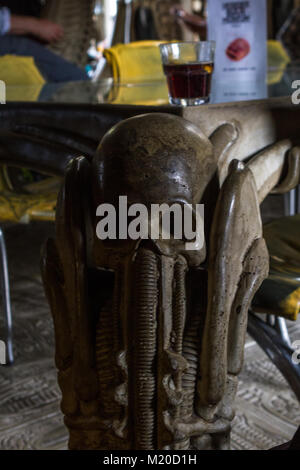 Vue de l'intérieur du bar HR Giger dans le petit château Village de Gruyères. Cet artiste était célèbre pour les films à succès tels que Alien Banque D'Images