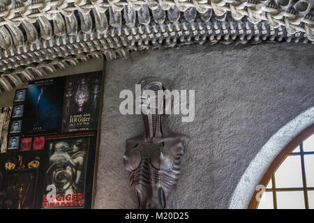 Vue de l'intérieur du bar HR Giger dans le petit château Village de Gruyères. Cet artiste était célèbre pour les films à succès tels que Alien Banque D'Images