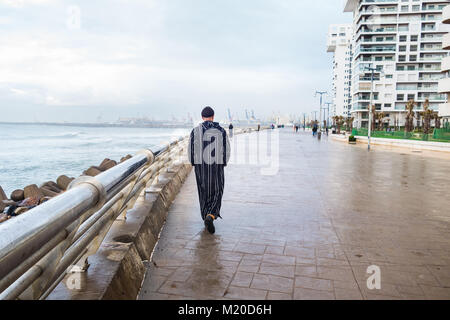 Casablanca, Maroc - 14 janvier 2018 : local man walking Hassan II à pied alley Banque D'Images